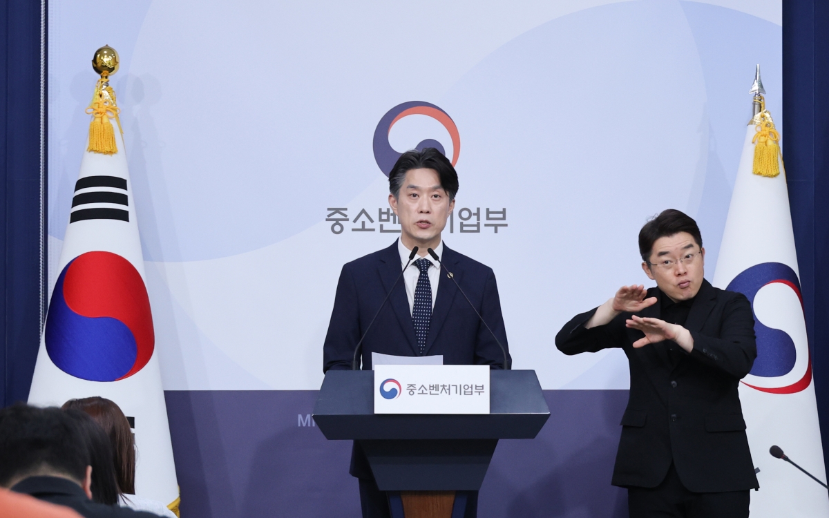 노용석 중소벤처기업부 장관 직무대행 겸 제1차관이 31일 서울 종로구 정부서울청사 별관에서 모두의 창업 프로젝트 정보 유출 경과 및 향후 계획에 대해 브리핑하고 있다. 연합뉴스