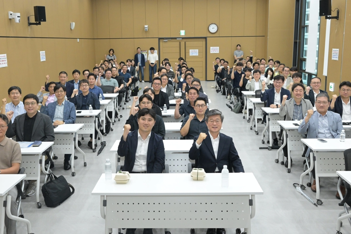 김길성(앞줄 오른쪽) 중구청장이 지난 21일 소공누리센터 대강당에서 도시정비형 재개발사업 시행자 간담회를 열고 기념 촬영을 하고 있다. 중구 제공