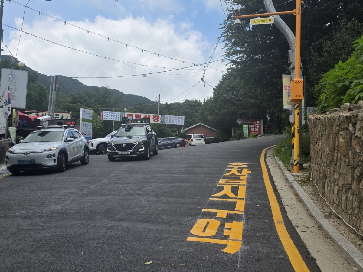 강북구 주차단속 차량이 현장 불법 주정차 단속을 실시하고 있다. 강북구 제공