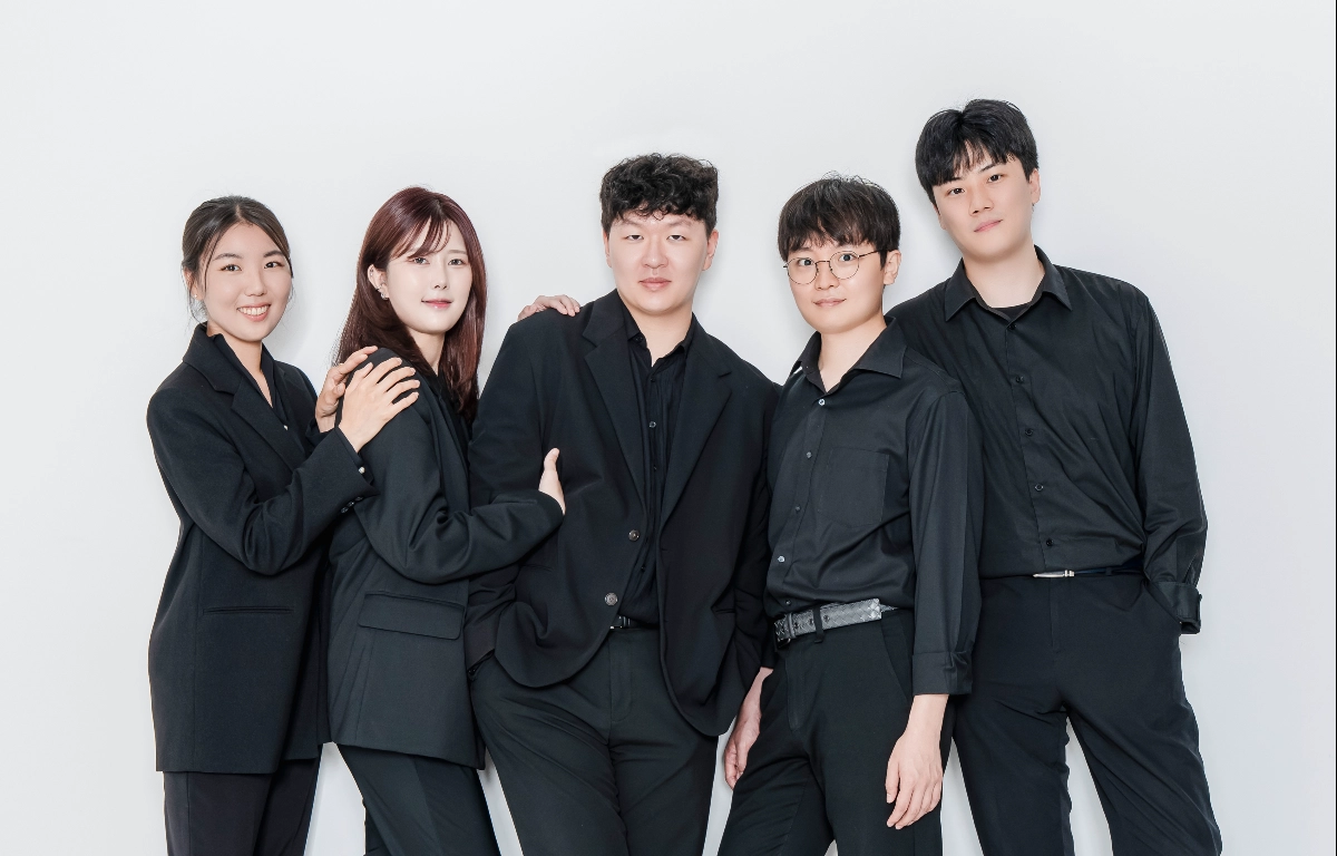 8월 21일 서울 국립극장 달오름극장에서 ‘2026 작곡가 프로젝트’에 참여하는 신진 작곡가들. 왼쪽부터 정지윤, 박다은, 김산하, 이재준, 박준석.  국립극장 제공