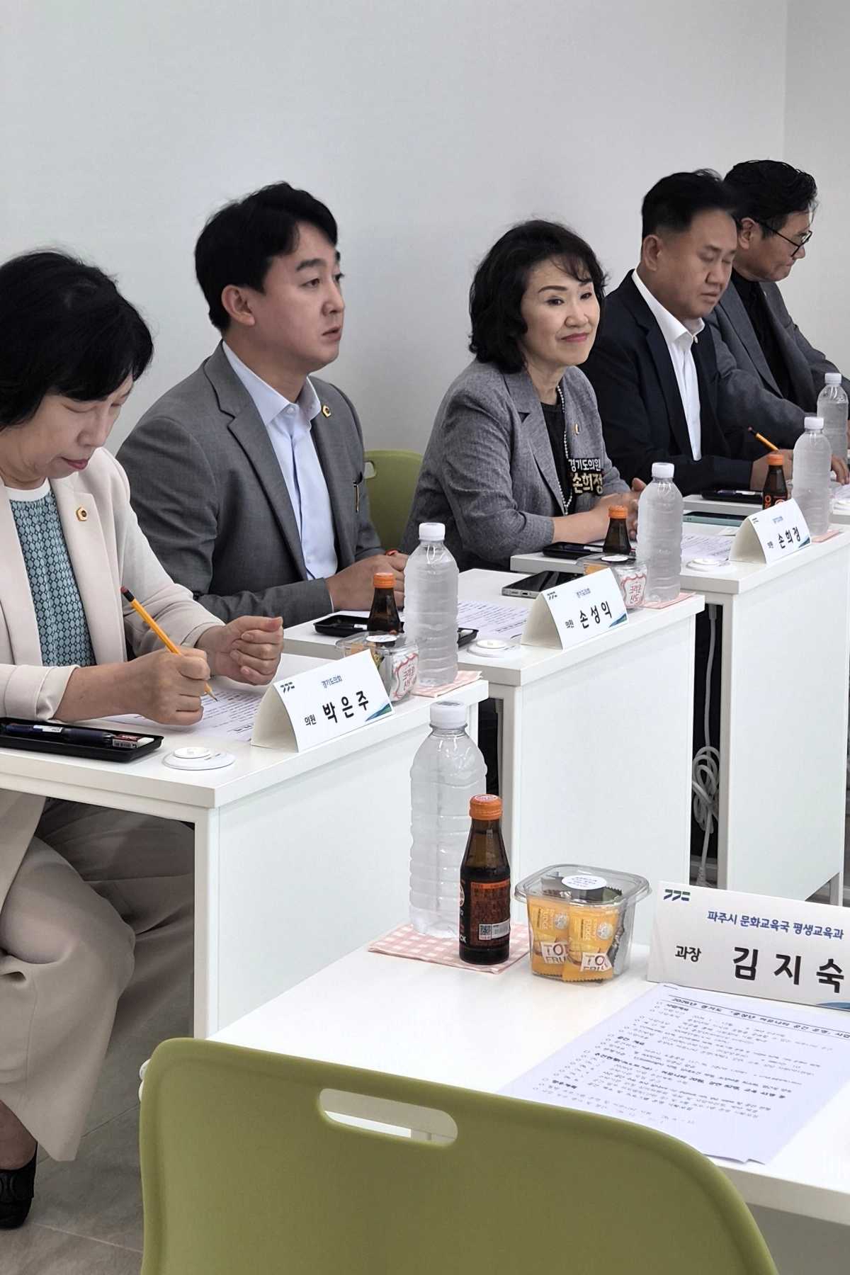 ▲ 간담회에서 관계자들과 행복아지트 발전 방안에 대해 의견을 나누고 있는 손성익 의원. (사진=경기도의회)
