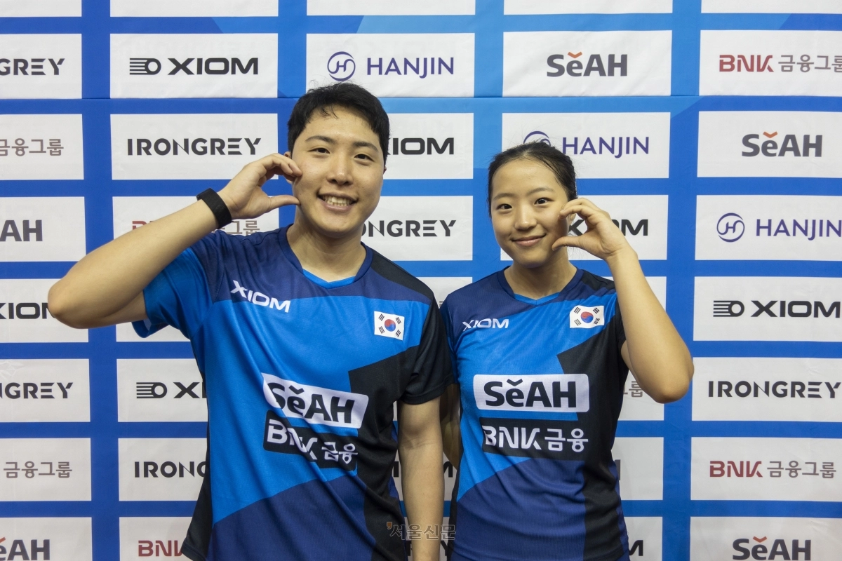 신유빈(오른쪽)이 30일 충북 진천선수촌에서 열린 2026 아이치·나고야아시안게임 탁구대표팀 미디어데이 행사에서 혼합복식 파트너인 임종훈과 함께 볼하트 세리머니를 선보이고 있다. 2026.7.31 진천 류재민 기자