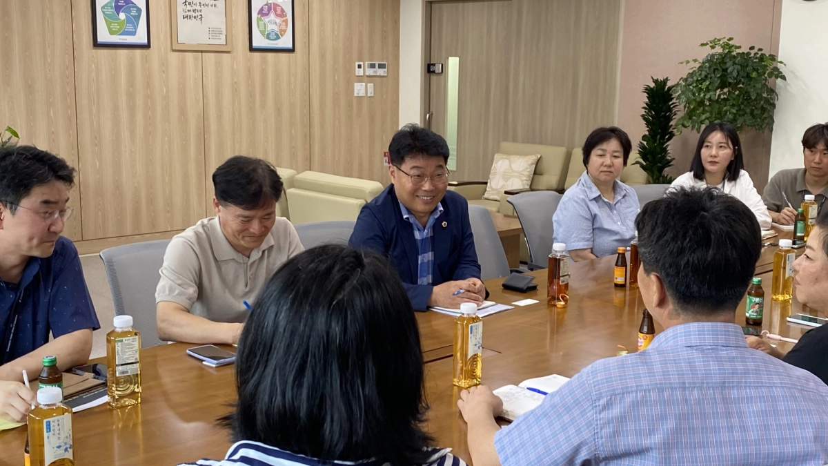 ▲ 김성태 의원이 용인 지역 초등학교 관계자 및 학부모 대표들과 교육 환경 개선을 위한 정담회를 진행하고 있다. (사진=경기도의회)