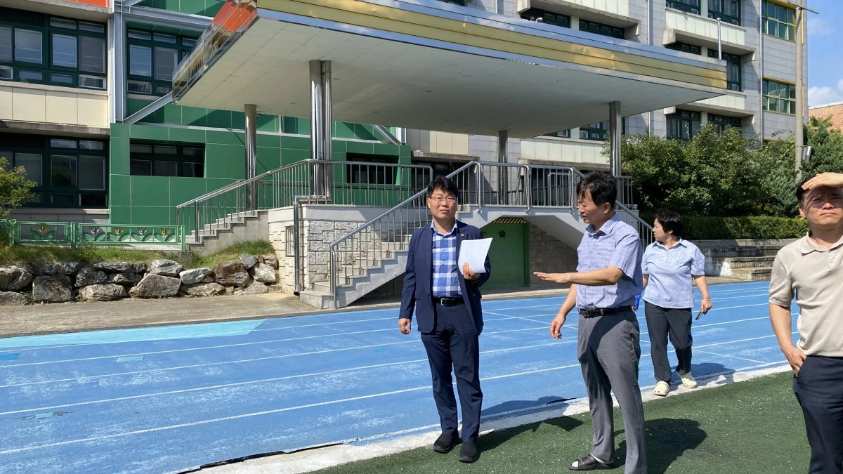 ▲ 김성태 의원이 용인 지역 초등학교 현장을 찾아 개선이 필요한 운동장 시설을 점검하고 있다. (사진=경기도의회)