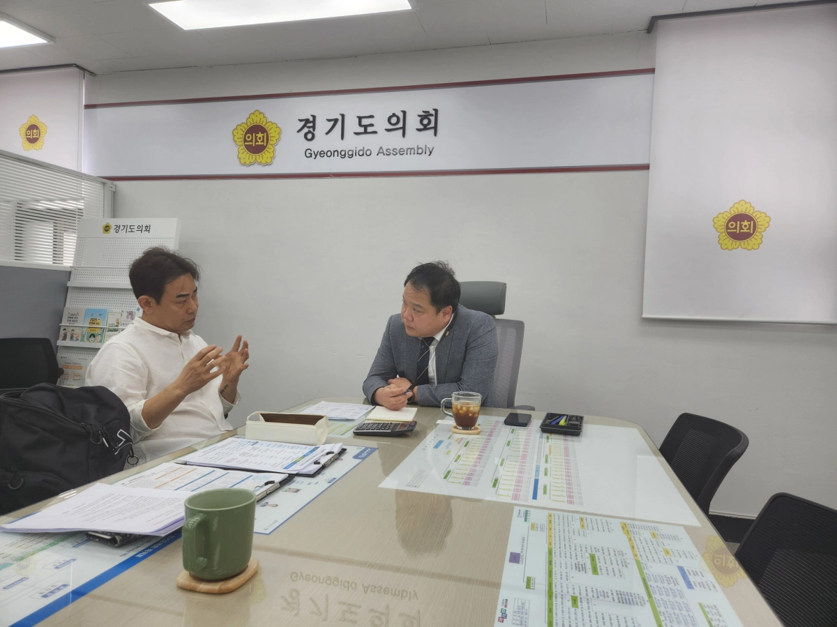 ▲ 조병진 의원이 경기도의회 의정부상담소에서 의정부시장애인수영연맹 관계자와 민락국민체육센터 수영장 환경개선 방안에 대해 논의하고 있다. (사진=경기도의회)