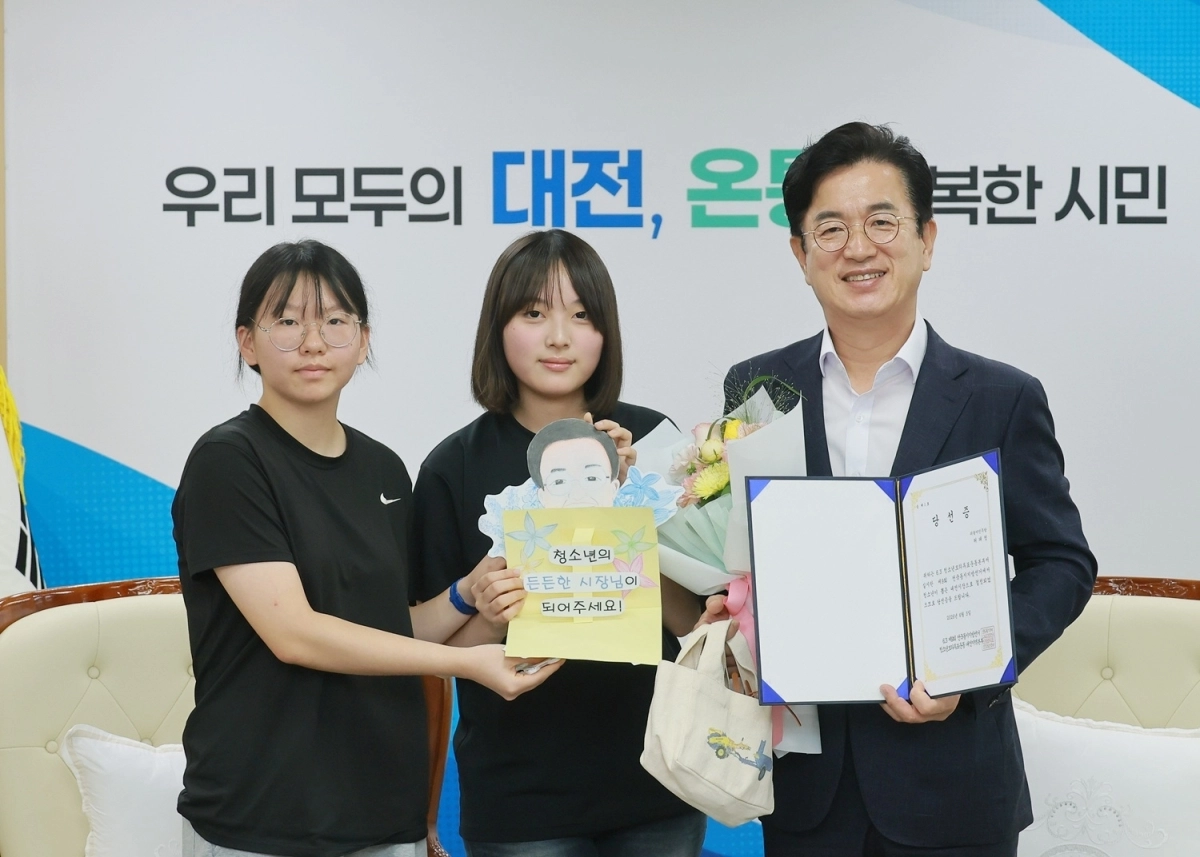 허태정(사진 오른쪽) 대전시장이 31일 시청을 방문한 청소년 대표들에게 대전시장 모의 투표 당선증을 전달받았다. 대전시 제공