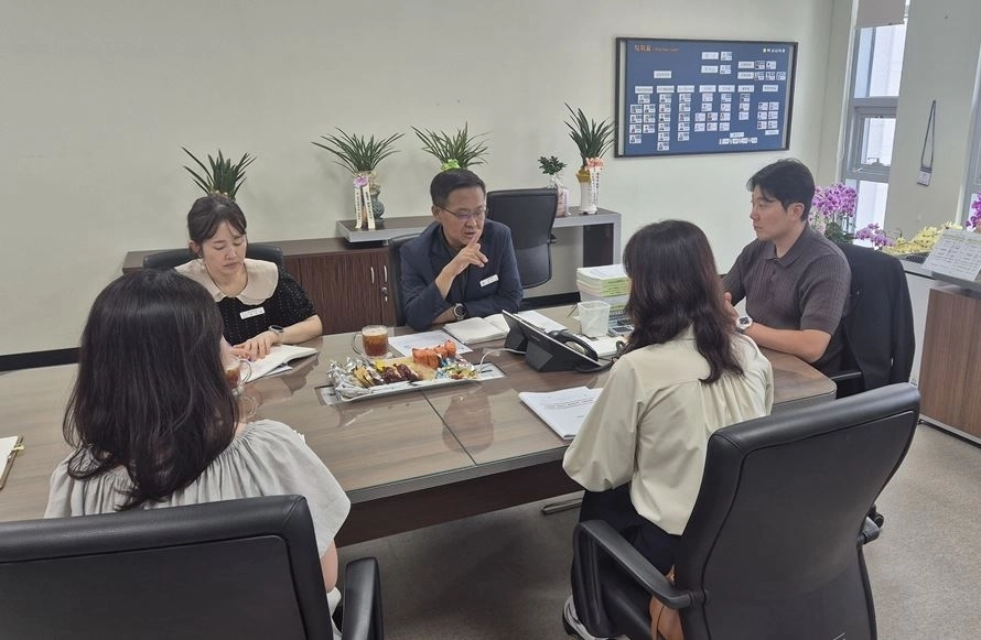 조창민 하남시의회 부의장이 지난 30일 하남시의회 부의장실에서 박주희 전 청년재단 사무총장, 김진국 하남시 청년일자리과장과 청년정책 활성화 및 청년재단 설립 방안을 논의하고 있다. 하남시의회 제공