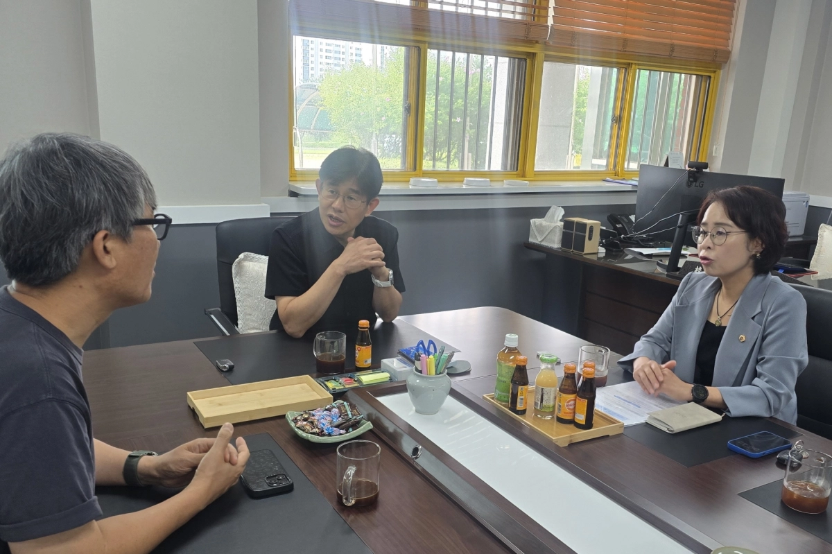▲ 정현미 의원이 남양주 도심초등학교에서 경기도교원단체총연합회 이상호 회장과 경기도 교육정책 및 남양주 지역 교육현안을 논의하고 있다. (사진=경기도의회)