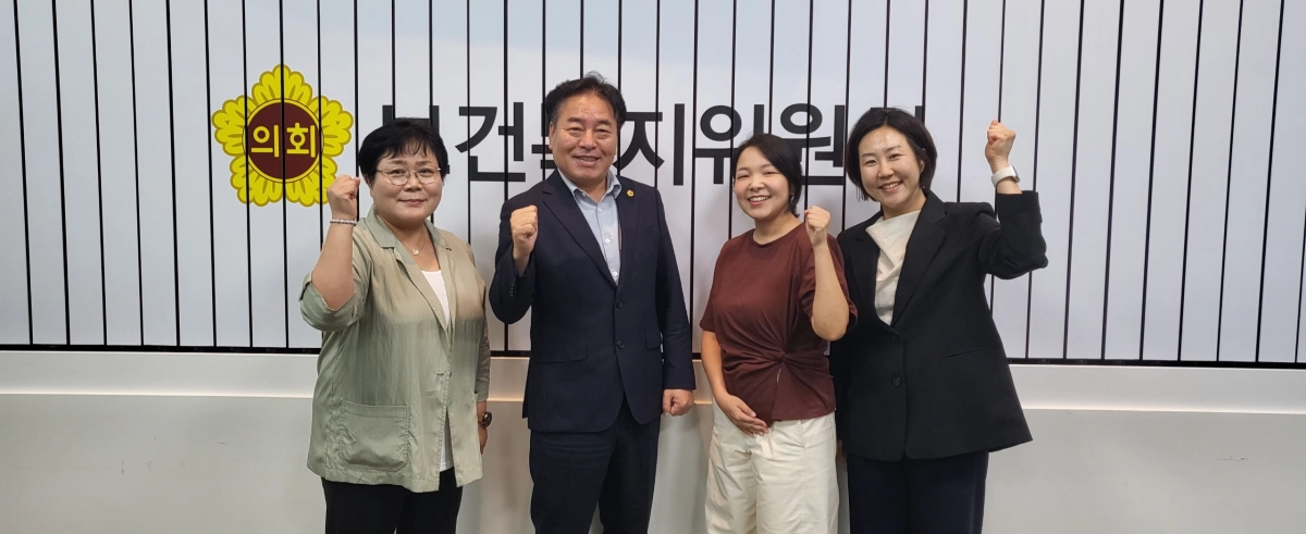 ▲ 김동규 보건복지위원장이 경기도간호사회 관계자들과 정책간담회를 마친 뒤 기념촬영을 하고 있다. (사진=경기도의회)