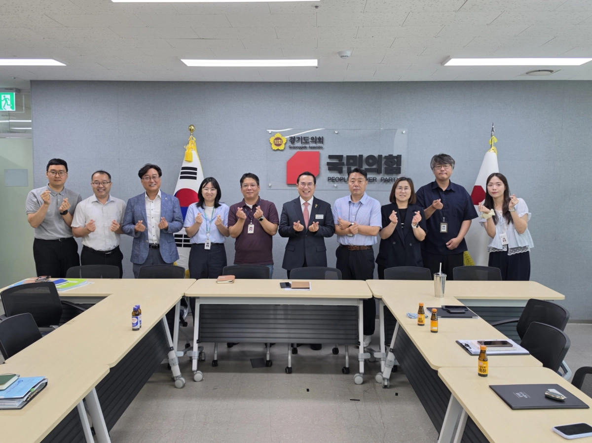 ▲ 이오수 의원이 광교 이의8 초·중등 복합학교 건립 관련 관계기관 간담회를 마치고 참석자들과 기념촬영을 하고 있다. (사진=경기도의회)