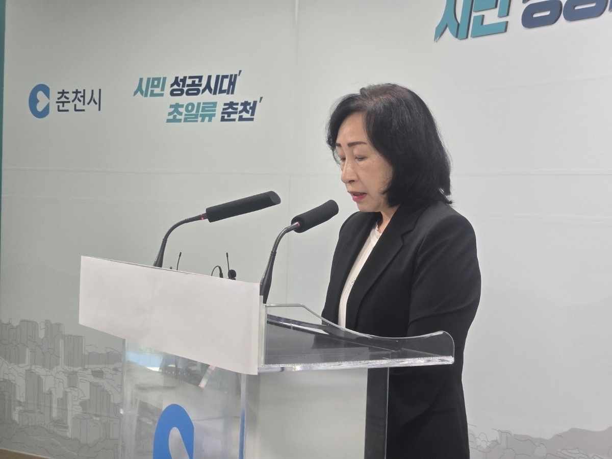김지숙 춘천시의원이 31일  춘천시청 브리핑룸에서 자신의 주취난동과 관련해 공개사과하고 있다. 연합뉴스