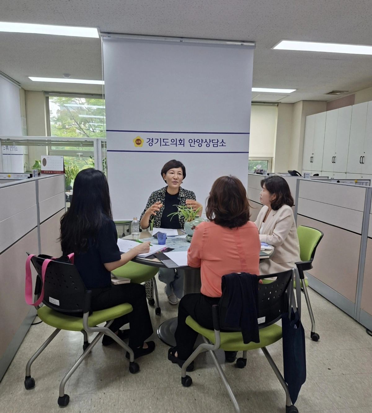 ▲ 이채명 의원이 경기도의회 안양상담소에서 경기도서관 관계자들로부터 업무보고를 받고 정책 개선 방안을 논의하고 있다. (사진=경기도의회)