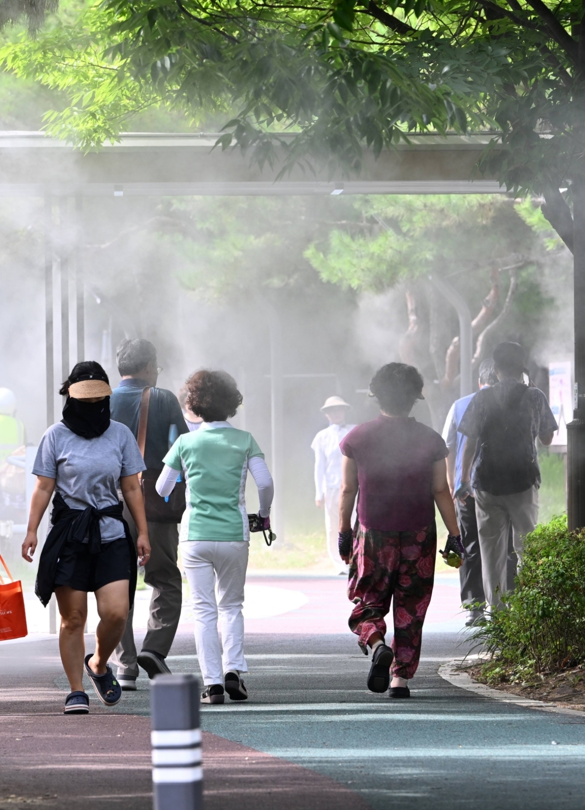 여름철 폭염피해를 막고 도심 열섬현상을 억제하기 위한 ‘쿨링 포그’가 뿜어져 나오고 있다. 전남광주통합특별시 제공