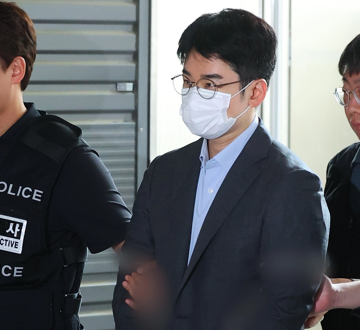 피습 자작극 협의를 받는 정이한 전 개혁신당 부산시장 후보가 지난 16일 부산 동래경찰서에서 검찰로 송치되고 있다. 2026.7.16. 연합뉴스
