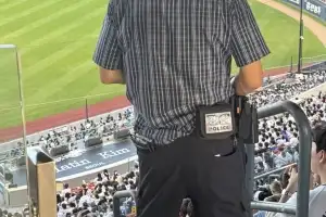 thumbnail - “사복 경찰이 몰카 단속 중” 야구팬들도 속았다…무전기 든 남성 정체