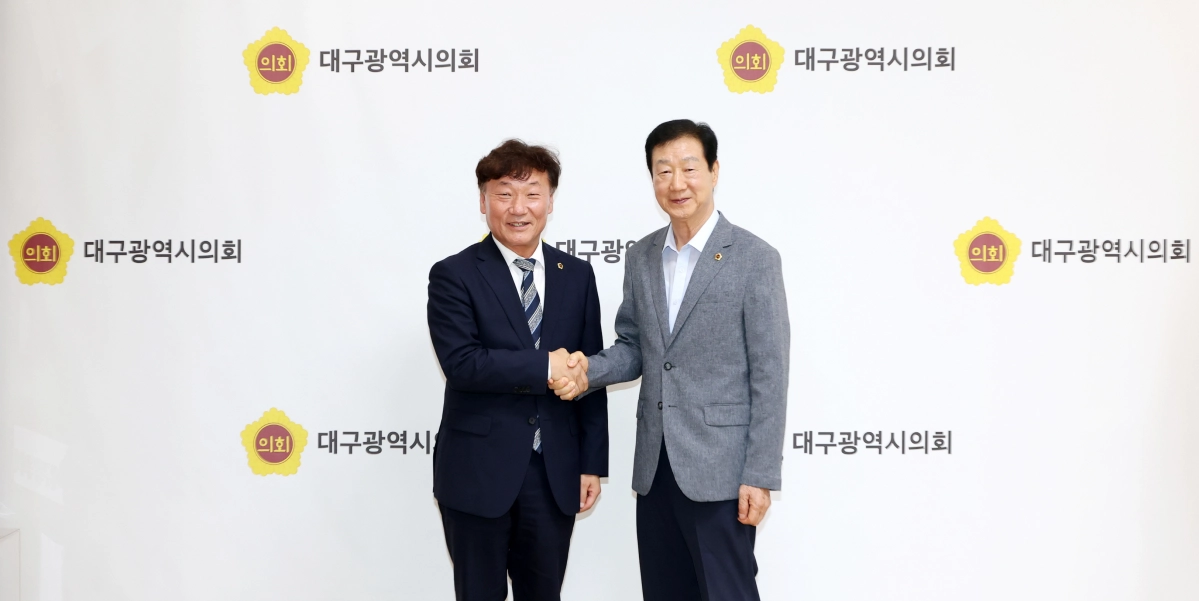 ▲ 남종섭 의장과 임인환 대구광역시의회 의장이 대구시의회에서 지방의회법 제정 협력을 약속하며 악수를 나누고 있다. (사진=경기도의회)