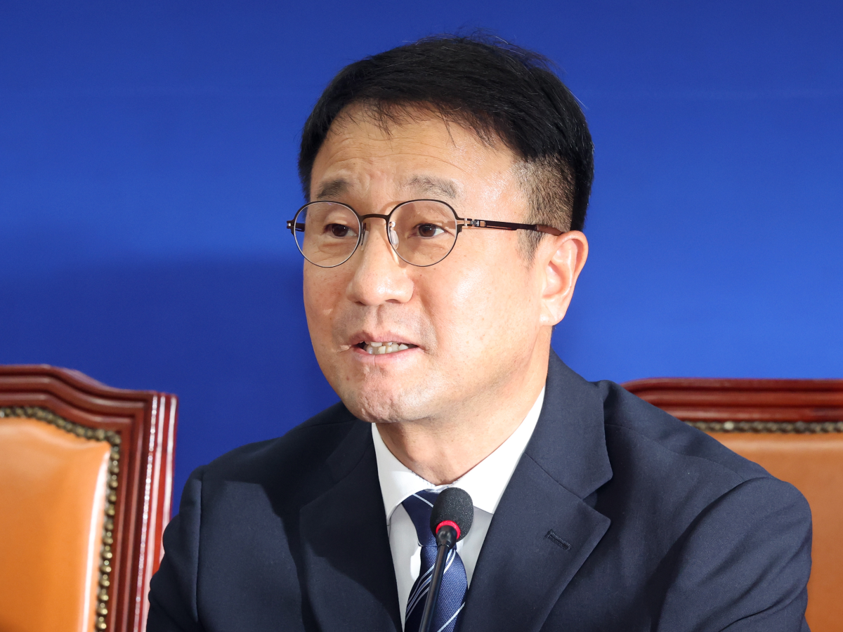 한병도 당대표 직무대행 겸 원내대표가 31일 오후 서울 여의도 국회에서 열린 현안 관련 기자간담회에서 모두발언을 하고 있다. 뉴스1