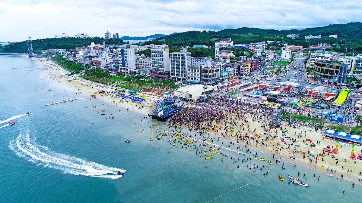 보령머드축제가 열리고 있는 대천해수욕장. 도 제공