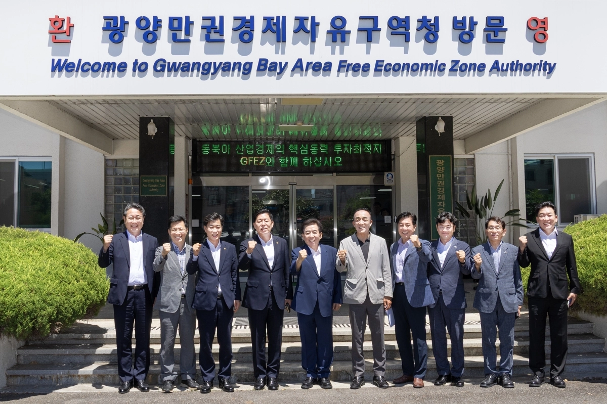 광양만권경제자유구역 조합회의후 참석자들이 기념 촬영을 하고 있다. 왼쪽 세 번째 서영배 위원, 네 번째 김정희 의장, 다섯 번째 구충곤 청장, 여섯 번째 김창우 부의장, 일곱 번째 주연창 위원.