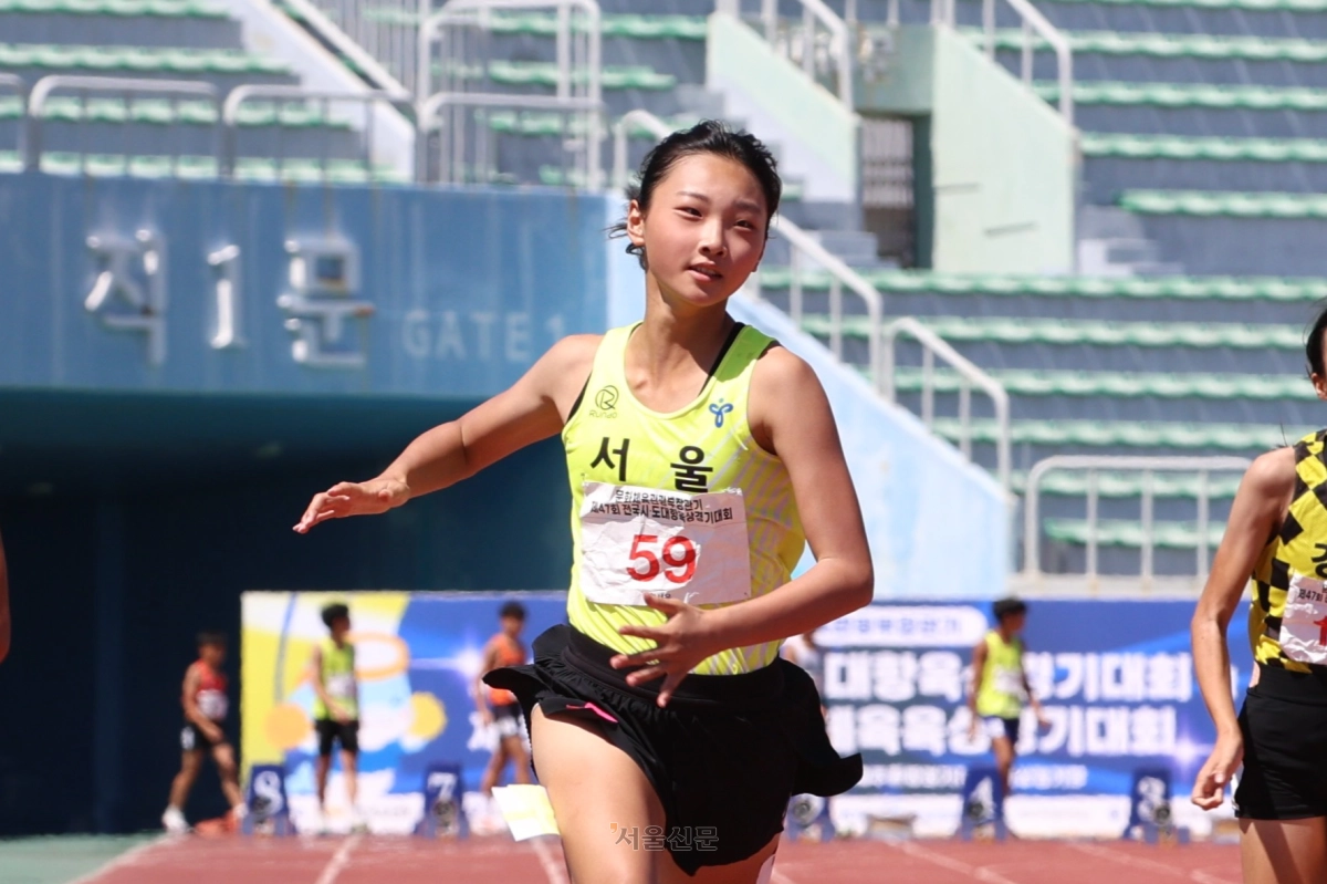 왕서윤이 31일 제주종합경기장에서 열린 문화체육관광부장관기 제47회 전국시·도대항육상경기대회 여중부 100m 결선에서 결승선에 들어오고 있다. 2026.7.31 대한육상연맹 제공