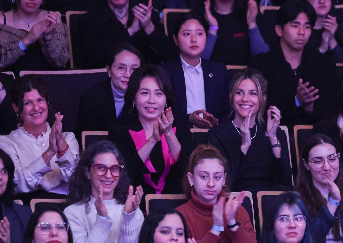 박수치는 김혜경 여사