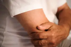 thumbnail - 고의로 자기 왼팔 절단해 산재보험금 1억 넘게 받은 30대 ‘최후’