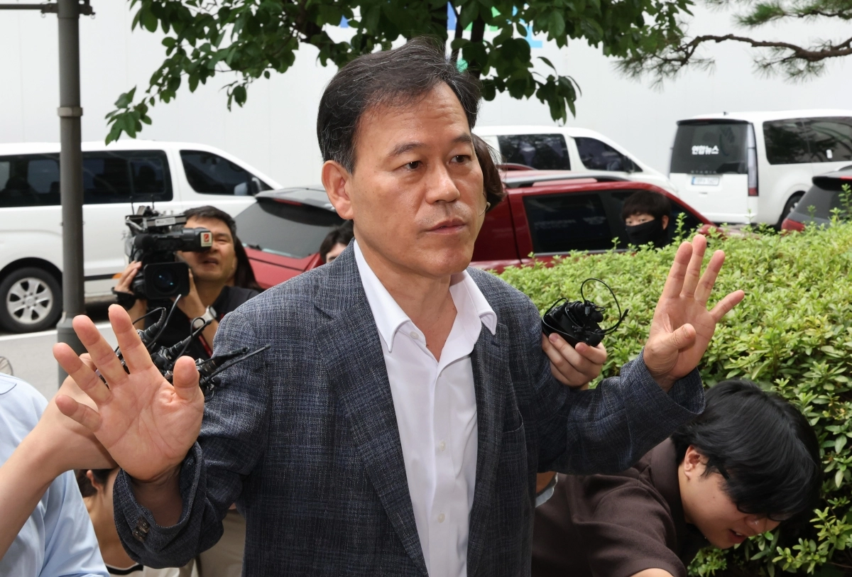 윤한홍 국민의힘 의원이 윤석열 정부 대통령실 관저 이전 공사를 둘러싼 비위 의혹과 관련해 직권남용권리행사방해 혐의 피의자 신분으로 조사받기 위해 1일 경기 과천시 권창영 2차 종합특별검사팀 사무실로 출석하며 취재진의 질문을 받고 있다. 2026.8.1 연합뉴스