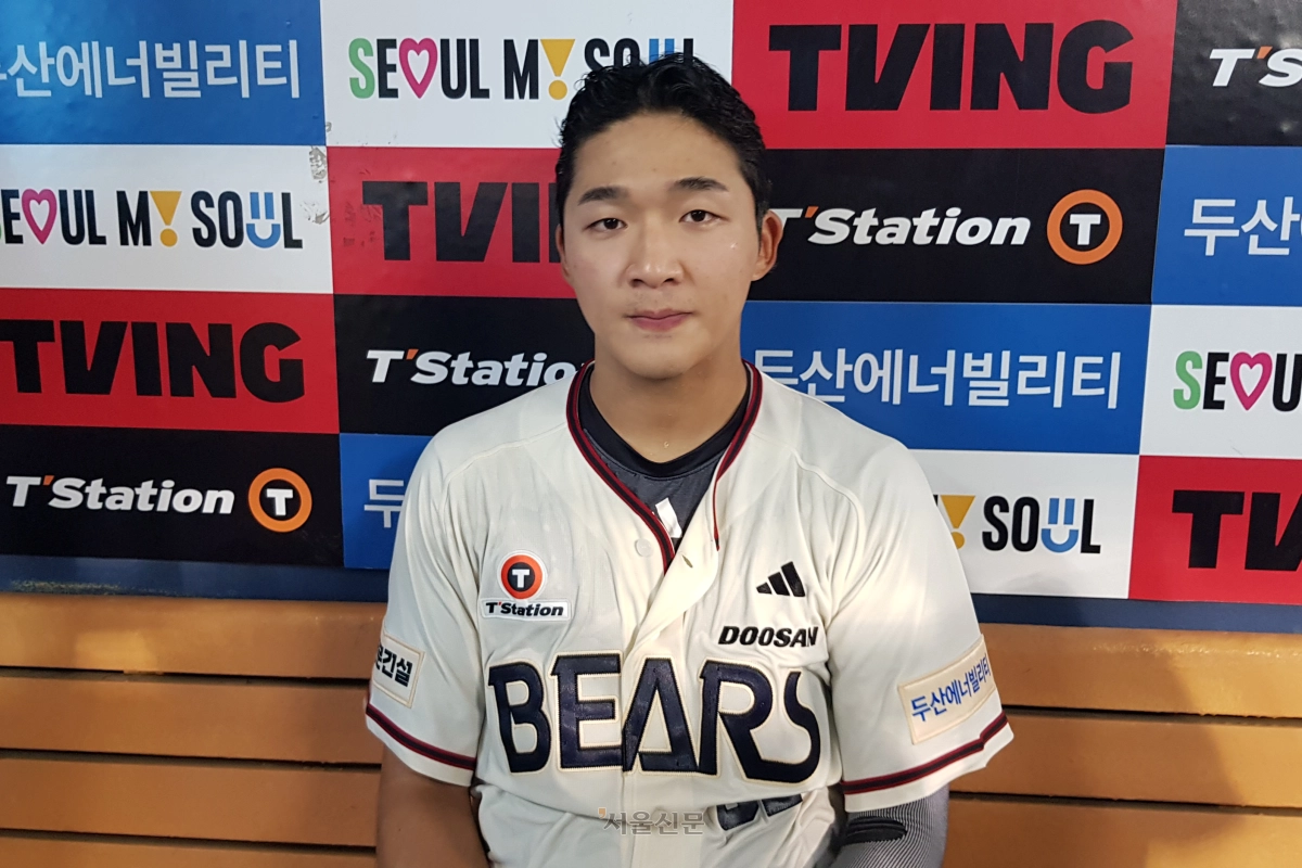 두산 베어스 김대한이 31일 서울 잠실구장에서 열린 두산과 LG 트윈스의 경기를 마치고 잔뜩 젖은 상태로 취재진과 인터뷰하고 있다. 2026.7.31 류재민 기자