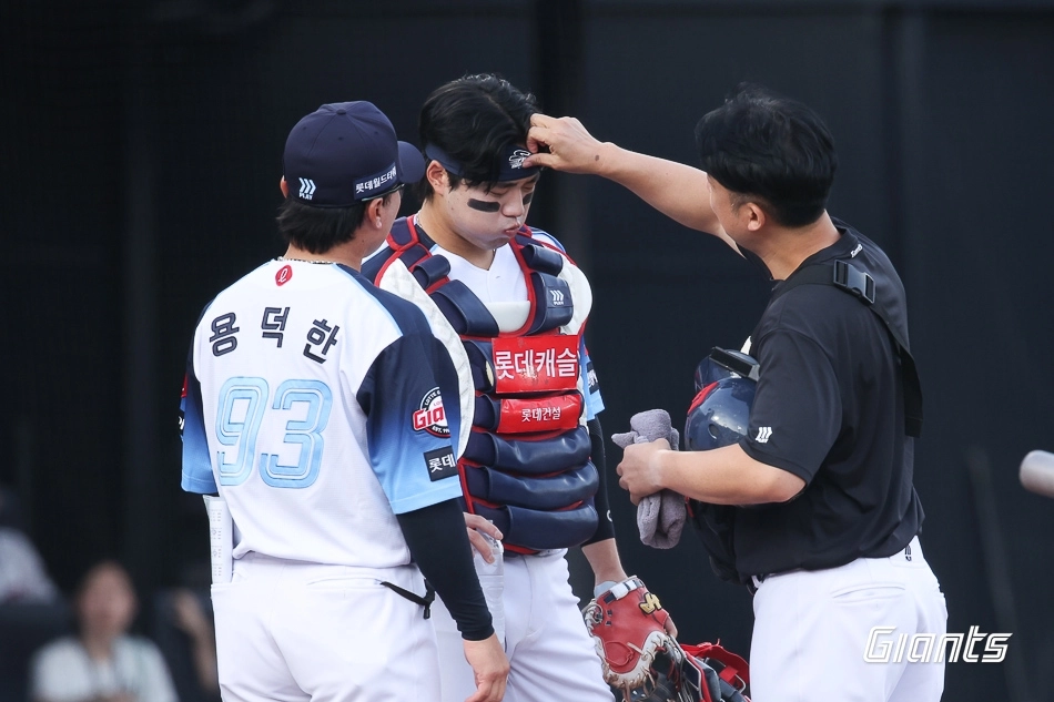 롯데 자이언츠 포수 손성빈이 31일 부산 사직구장에서 열린 롯데와 삼성 라이온즈의 경기 도중 어지럼증을 호소하고 있다. 2026.7.31 롯데 자이언츠 제공