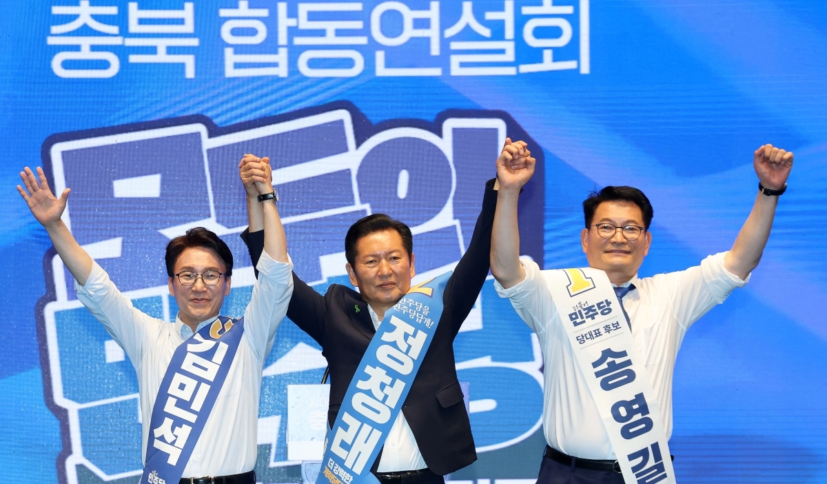 더불어민주당 김민석(왼쪽부터), 정청래, 송영길 당 대표 후보가 1일 충북 청주시 CJB미디어센터에서 열린 당대표·최고위원 순회경선 합동연설회에서 손을 맞잡고 인사하고 있다. 2026.8.1 연합뉴스