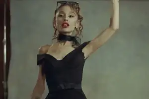 “뼈가 보여” 새 노래 들려줬더니 또 ‘몸매’로 시끌…美 여가수 ‘몸평 논쟁’ 몸살