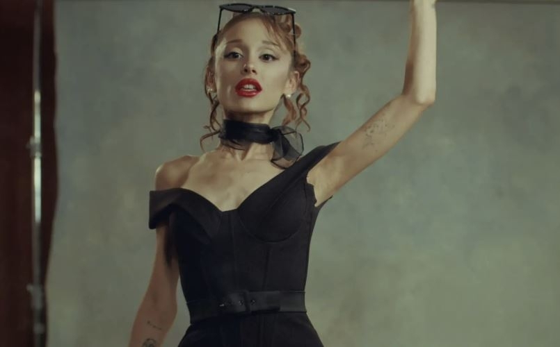 아리아나 그란데가 신곡 ‘페탈’ 뮤직비디오에서 영화 ‘그리스’를 떠올리게 하는 복고풍 의상을 입고 있다. 베이비돌 뮤직