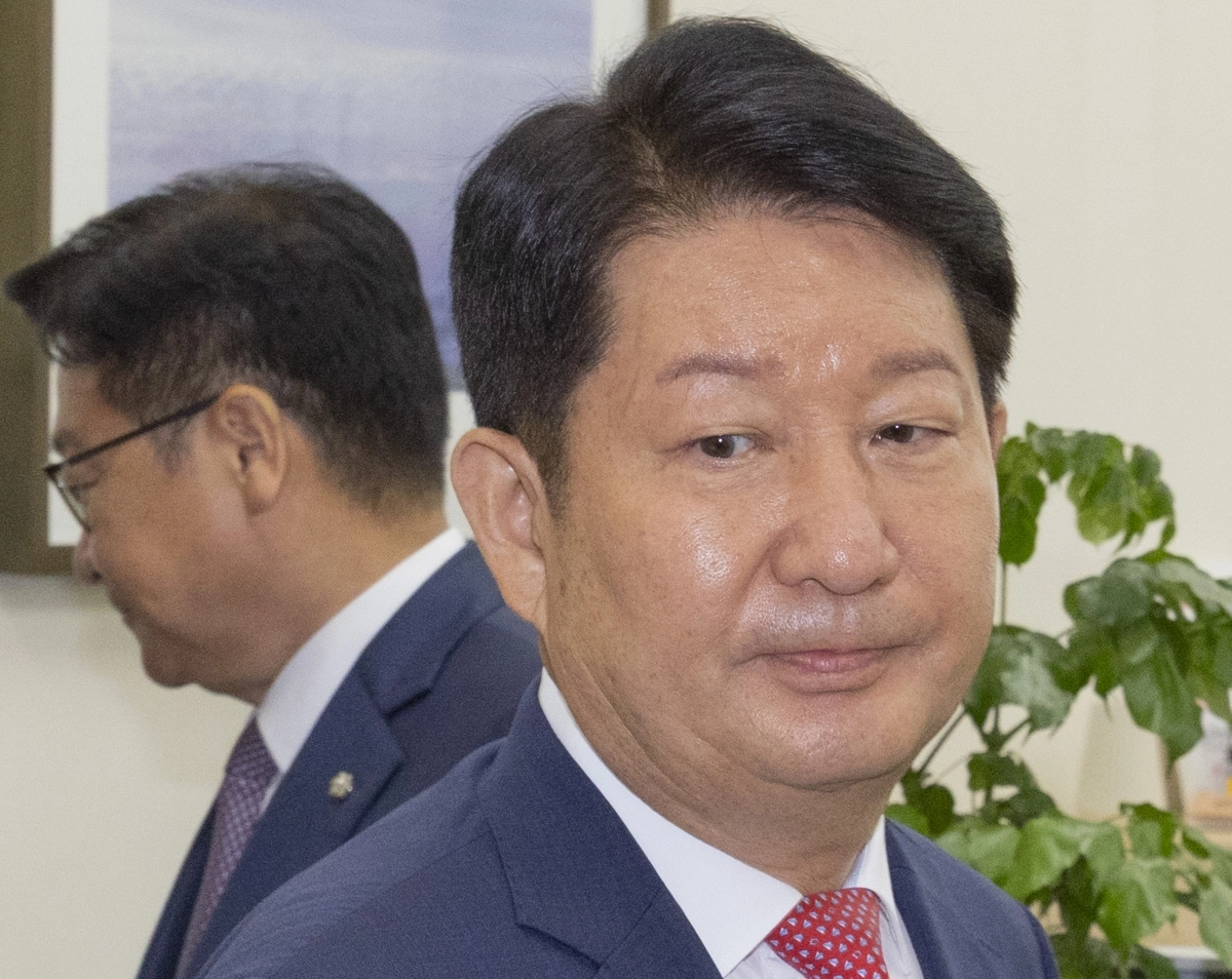 22대 후반기 국회 상임위원회 배정 기준에 불만을 제기하는 과정에서 정점식 국민의힘 원내대표의 멱살을 잡았던 권영진 의원이 27일 국회 내 원내대표실을 방문해 사과한 뒤 사무실을 빠져 나오고 있다. 권 의원 뒤로 배웅을 마친 정 원내대표가 사무실로 다시 들어가고 있다. 2026.7.27 연합뉴스