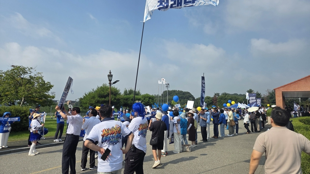 더불어민주당 8·17 전당대회 첫 순회경선이 열린 1일 충남 공주 충남교통연수원에서 지지자들이 응원하고 있다. 공주 한지은 기자