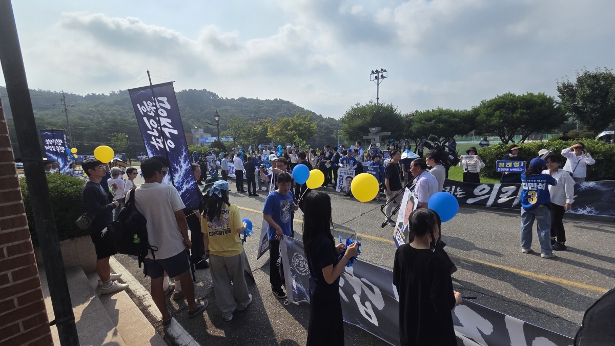 더불어민주당 8·17 전당대회 첫 순회경선이 열린 1일 충남 공주 충남교통연수원에서 지지자들이 응원하고 있다. 공주 한지은 기자