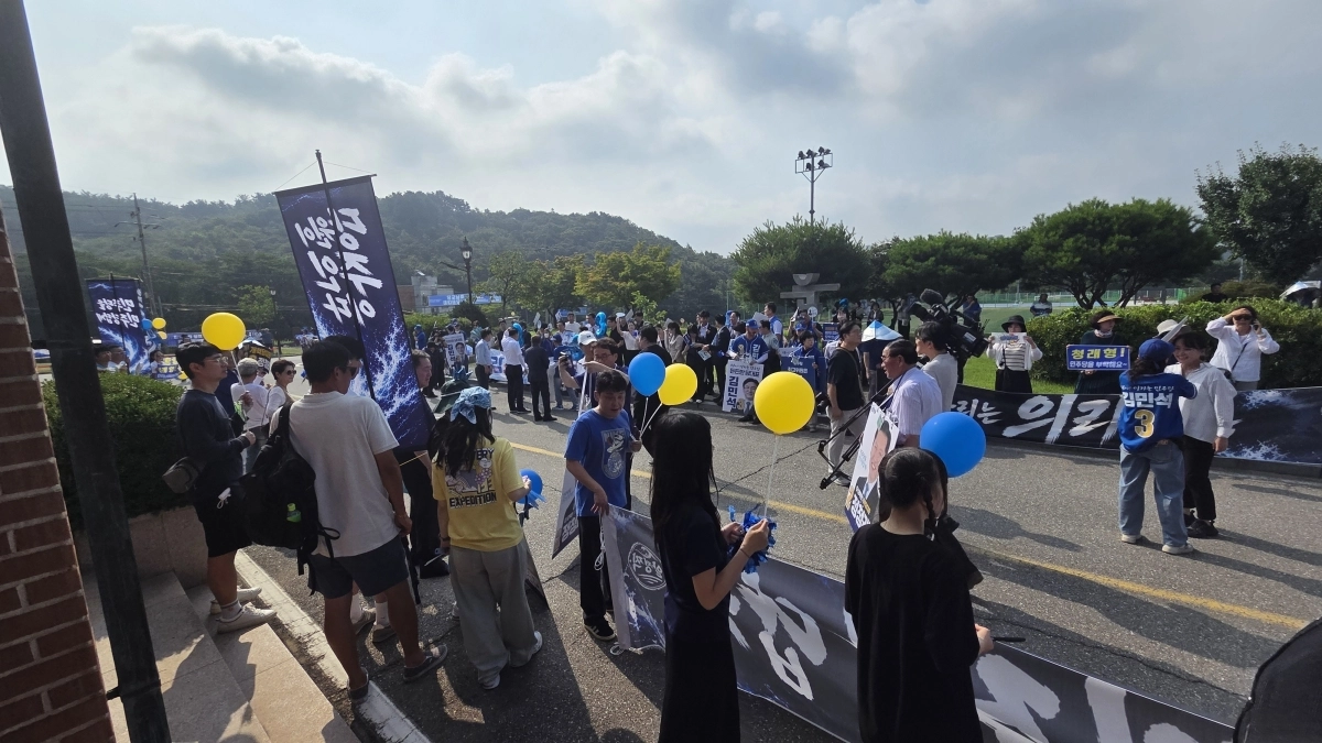 더불어민주당 8·17 전당대회 첫 순회경선이 열린 1일 충남 공주 충남교통연수원에서 지지자들이 응원하고 있다. 공주 한지은 기자