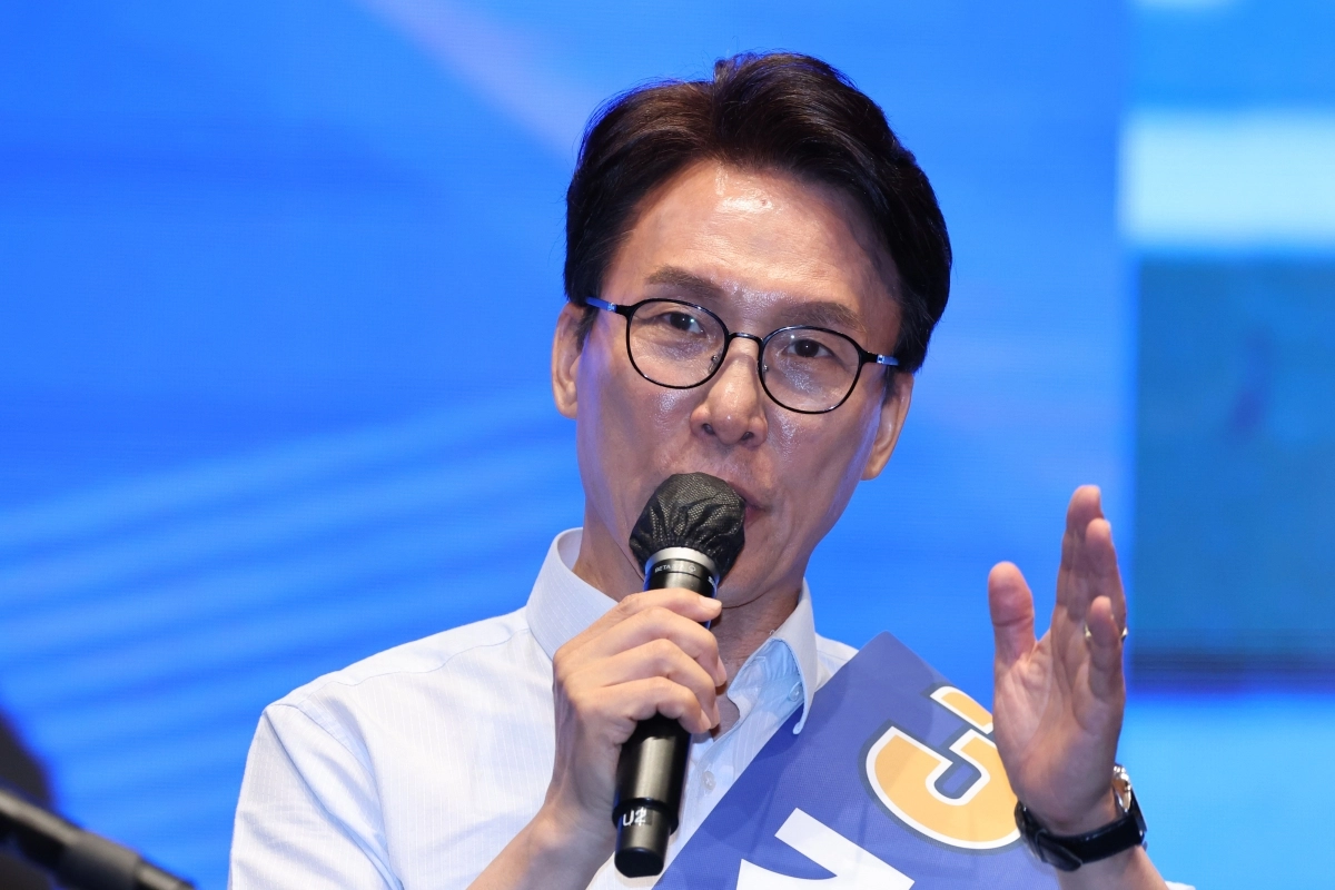 더불어민주당 당권 주자인 김민석 의원이 1일 충북 청주시 CJB미디어센터에서 열린 당대표·최고위원 합동연설회에서 정견 발표를 하고 있다. 2026.8.1 뉴스1