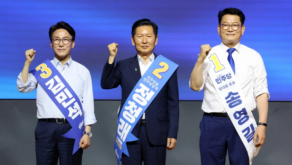 더불어민주당 김민석(왼쪽부터), 정청래, 송영길 당 대표 후보가 1일 대전컨벤션센터에서 열린 당대표·최고위원 순회경선 합동연설회에서 파이팅을 외치며 기념 촬영을 하고 있다. 2026.8.1 연합뉴스