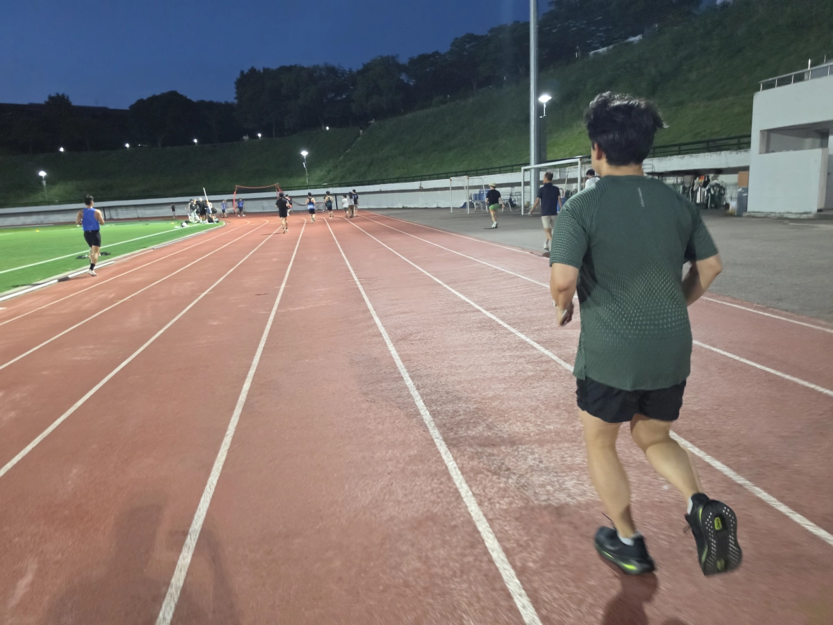 기자가 지난달 24일 서울 관악구 서울대학교 종합운동장 육상 트랙에서 나이키의 신제품 ‘에이로 핏’ 티셔츠를 입고 달리고 있다. 박성국 기자