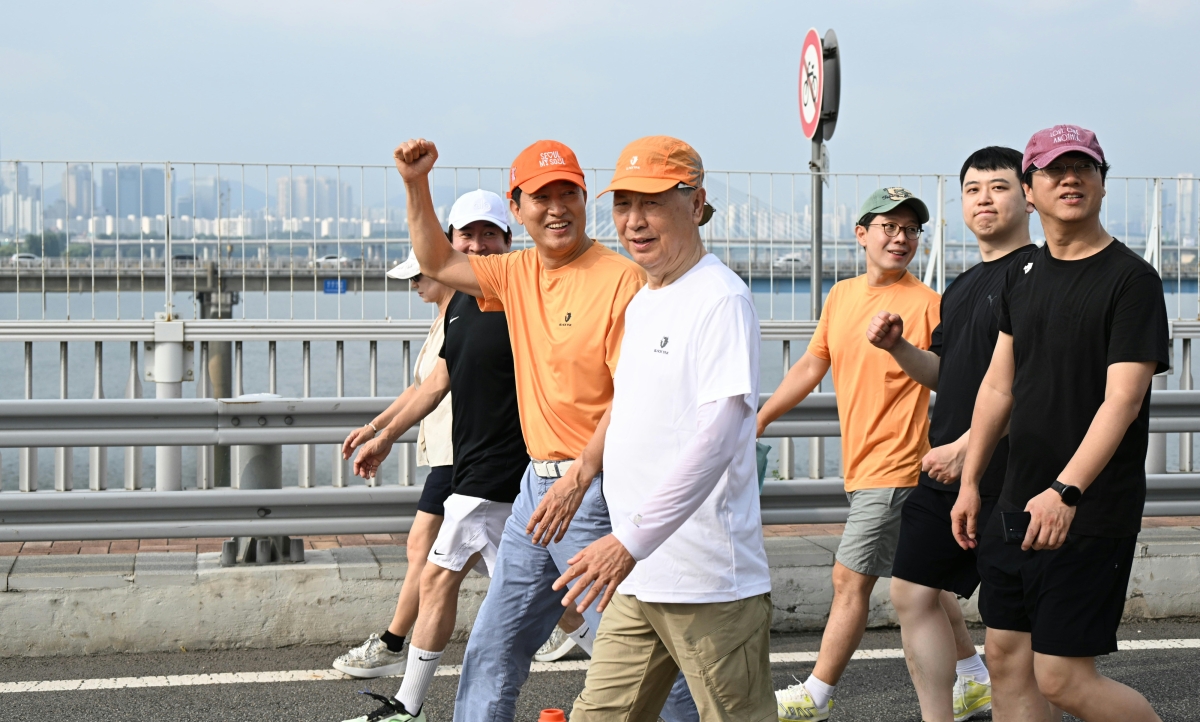 오세훈(왼쪽 세 번째) 서울시장이 2일 열린 ‘쉬엄쉬엄 모닝’에서 광진교를 걸으며 시민들을 응원하고 있다. 서울시 제공