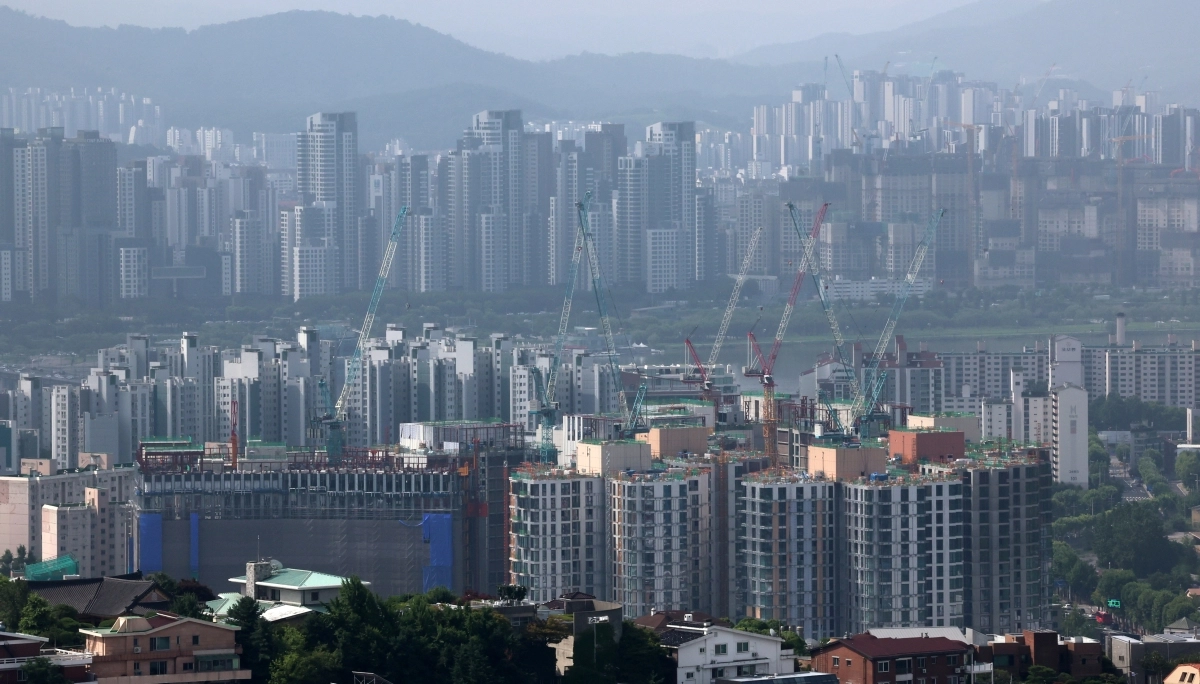 19일 서울 용산구 남산에서 아파트 단지가 내려다 보이고 있다. 2026.07.19. 뉴시스