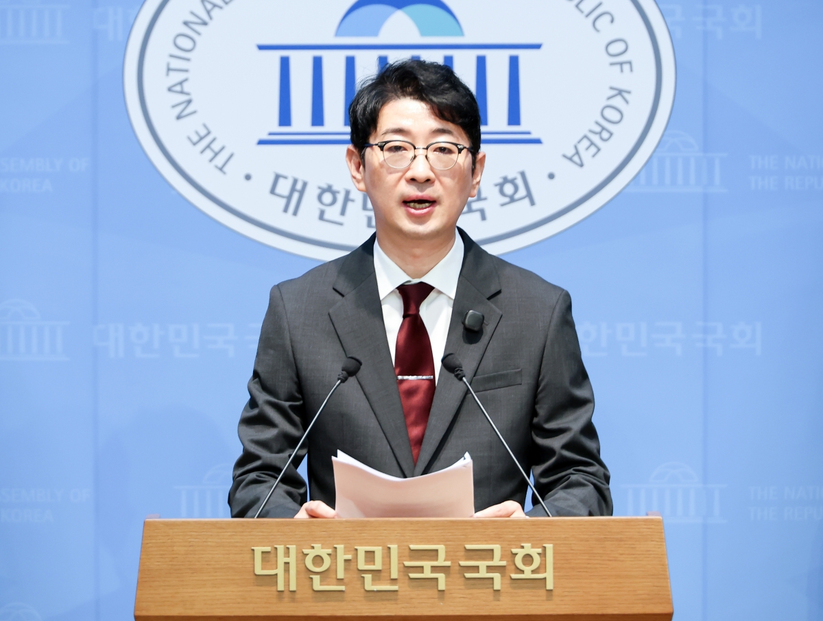 국민의힘 주진우 의원이 2일 국회 소통관에서 기자회견을 열고 지난해 제21대 대선 당시 일부 투표소에서 투표자 수가 정확히 100명씩 증가하거나 일정 시간 동안 한 명도 증가하지 않은 것으로 확인돼 선거관리위원회의 고의 조작이 의심된다고 주장하고 있다. 2026.8.2. 연합뉴스