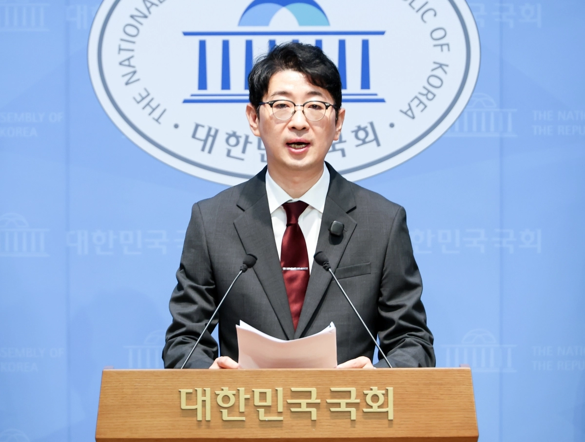 국민의힘 주진우 의원이 2일 국회 소통관에서 기자회견을 열고 지난해 제21대 대선 당시 일부 투표소에서 투표자 수가 정확히 100명씩 증가하거나 일정 시간 동안 한 명도 증가하지 않은 것으로 확인돼 선거관리위원회의 고의 조작이 의심된다고 주장하고 있다. 2026.8.2. 연합뉴스