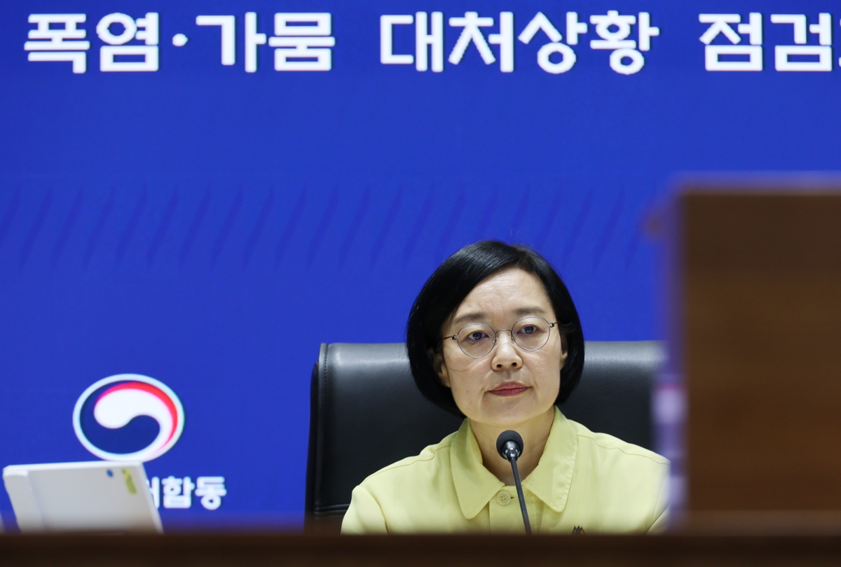 한성숙 국무총리가 지난달 31일 서울 종로구 정부서울청사 중앙재난안전상황실 서울상황센터에서  폭염ㆍ가뭄 대처사항 점검회의를 주재하고 있다. 2026.7.31 연합뉴스