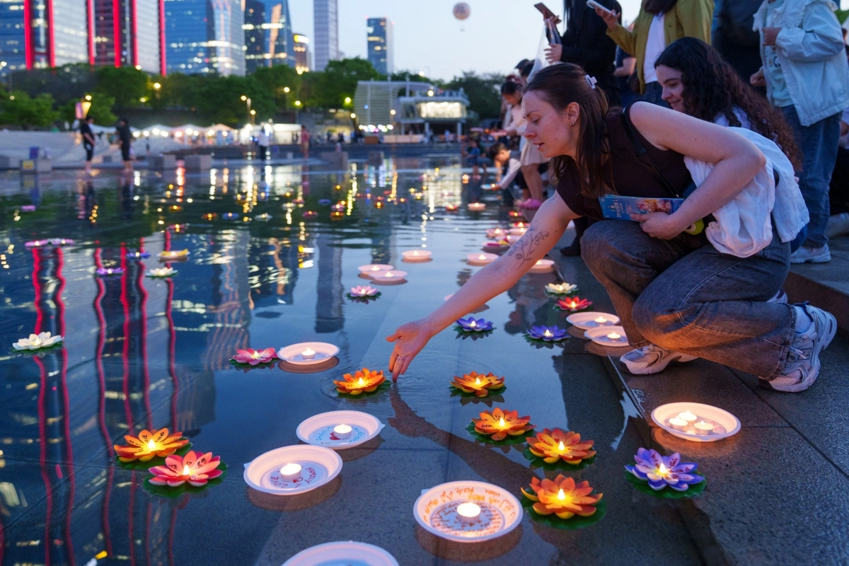 한 외국인 관광객이 지난 4월 여의도한강공원 물빛광장에서 진행된 ‘촛불정원’에 참여하고 있다. 서울시 제공