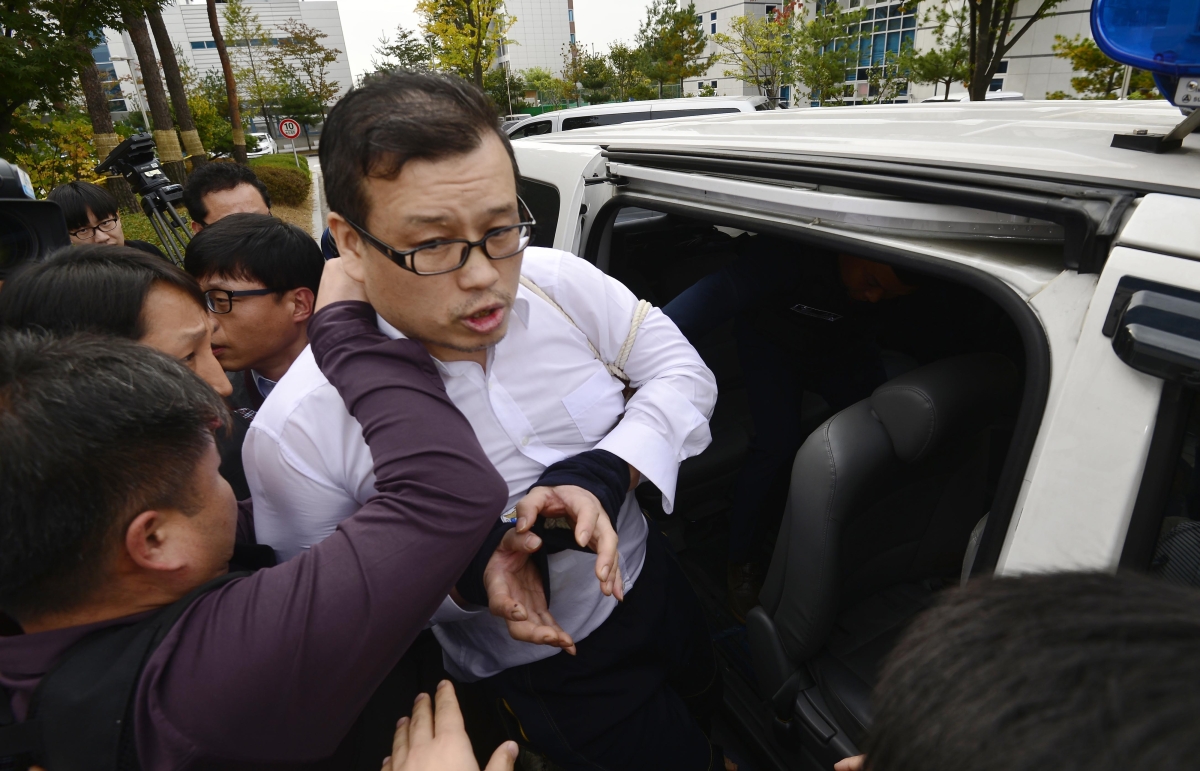 오패산터널 총격 사건의 피의자 성병대가 서울 도봉구 마들로 서울북부지법에서 구속 전 피의자 심문(영장실질심사)을 받은 뒤 빠져나와 차량으로 이동하고 있다. 2016.10.21  서울신문 DB