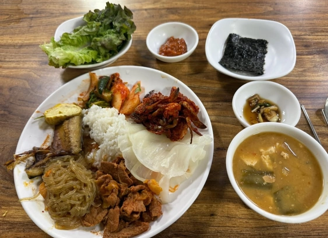 한 여성이 8000원짜리 한식뷔페에서 음식을 새 접시에 여러 차례 가져다 먹었다는 이유로 업주에게 공개적으로 면박을 당했다는 사연이 전해지며 온라인에서 갑론을박이 벌어졌다. 스레드 캡처