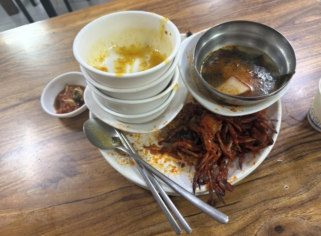 한 여성이 8000원짜리 한식뷔페에서 음식을 새 접시에 여러 차례 가져다 먹었다는 이유로 업주에게 공개적으로 면박을 당했다는 사연이 전해지며 온라인에서 갑론을박이 벌어졌다. 스레드 캡처