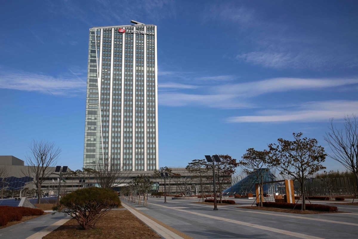 전남광주 빛가람혁신도시에 자리잡은 한국전력 본사 전경.