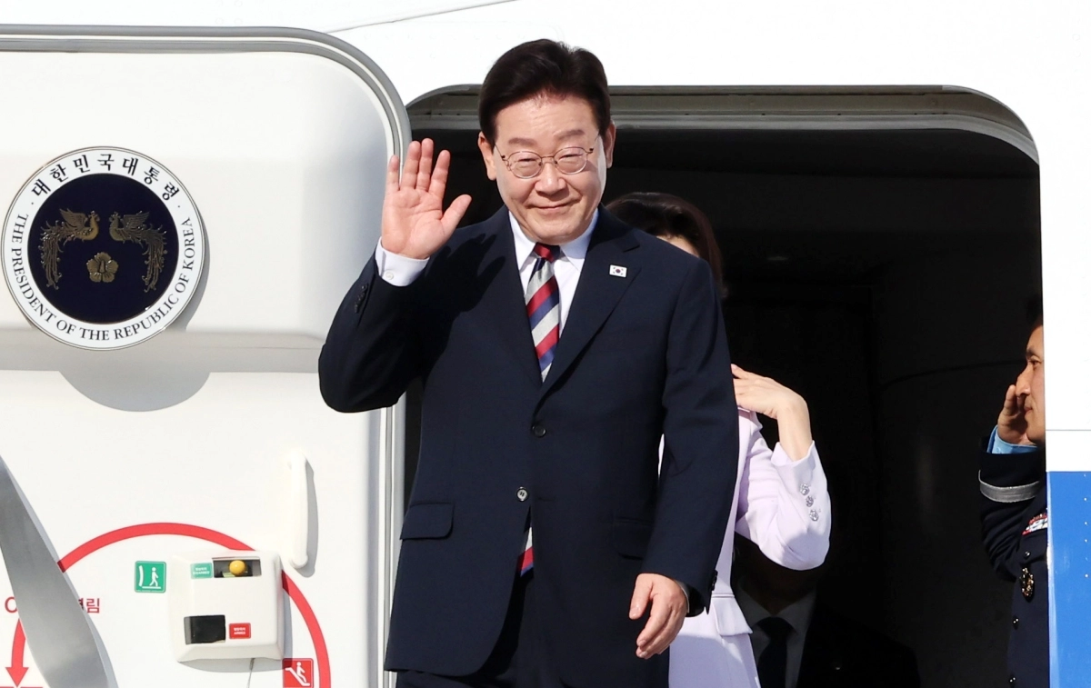 동포 오찬간담회에 참석하기 위해 프랑크푸르트를 방문한 이재명 대통령이 2일(현지 시간) 독일 프랑크푸르트 국제공항에 도착해 인사를 하고 있다. 2026.08.02. 프랑크푸르트 뉴시스